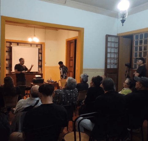 Taller comunitario — participantes trabajando