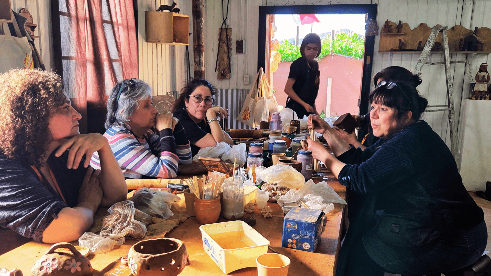 Participantes de los talleres en clases.